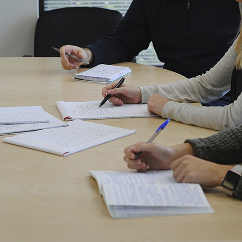 Estudiantes de Derecho colaborando